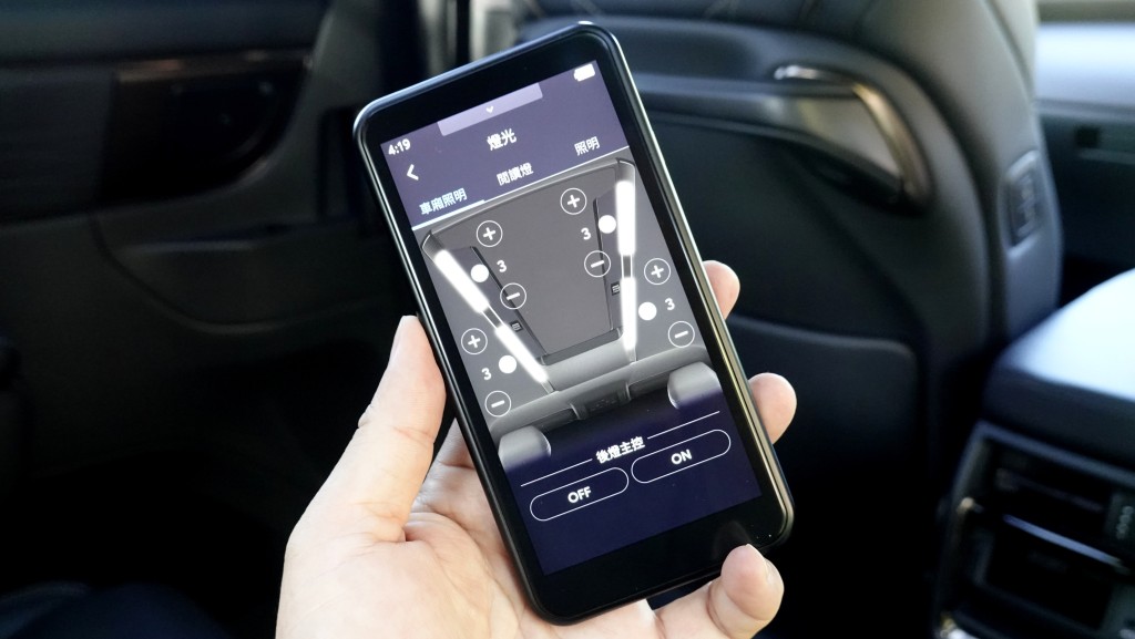 ●中排每張座椅可以手機式遙控器，調控座椅、冷氣、照明及窗簾等。