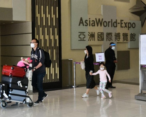 當局認部分地方轉機來港人士毋須到亞博等候檢測結果。