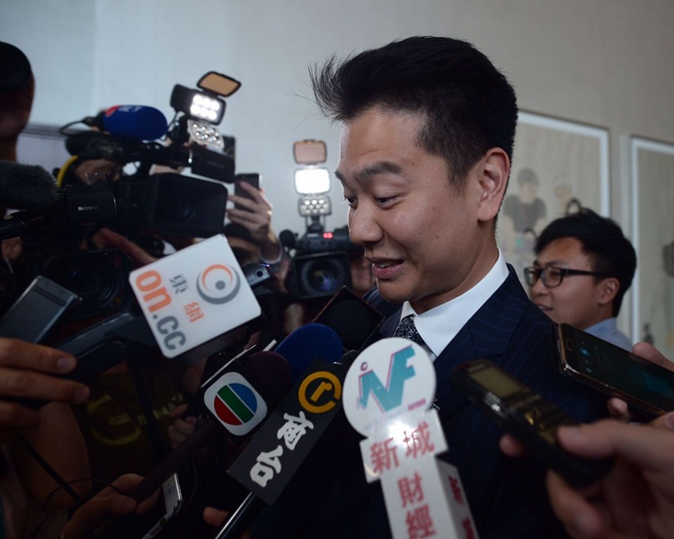 周浩鼎今日現身立法會時即被大批傳媒包圍。