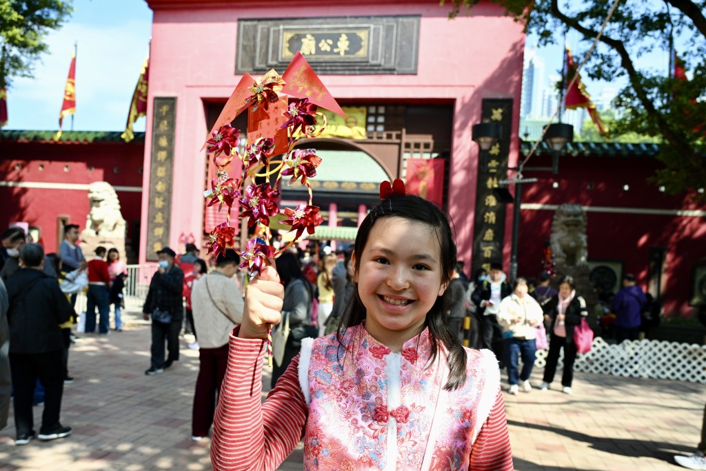 曾小朋友求得上籤，隨後買了個小風車，希望學業進步。