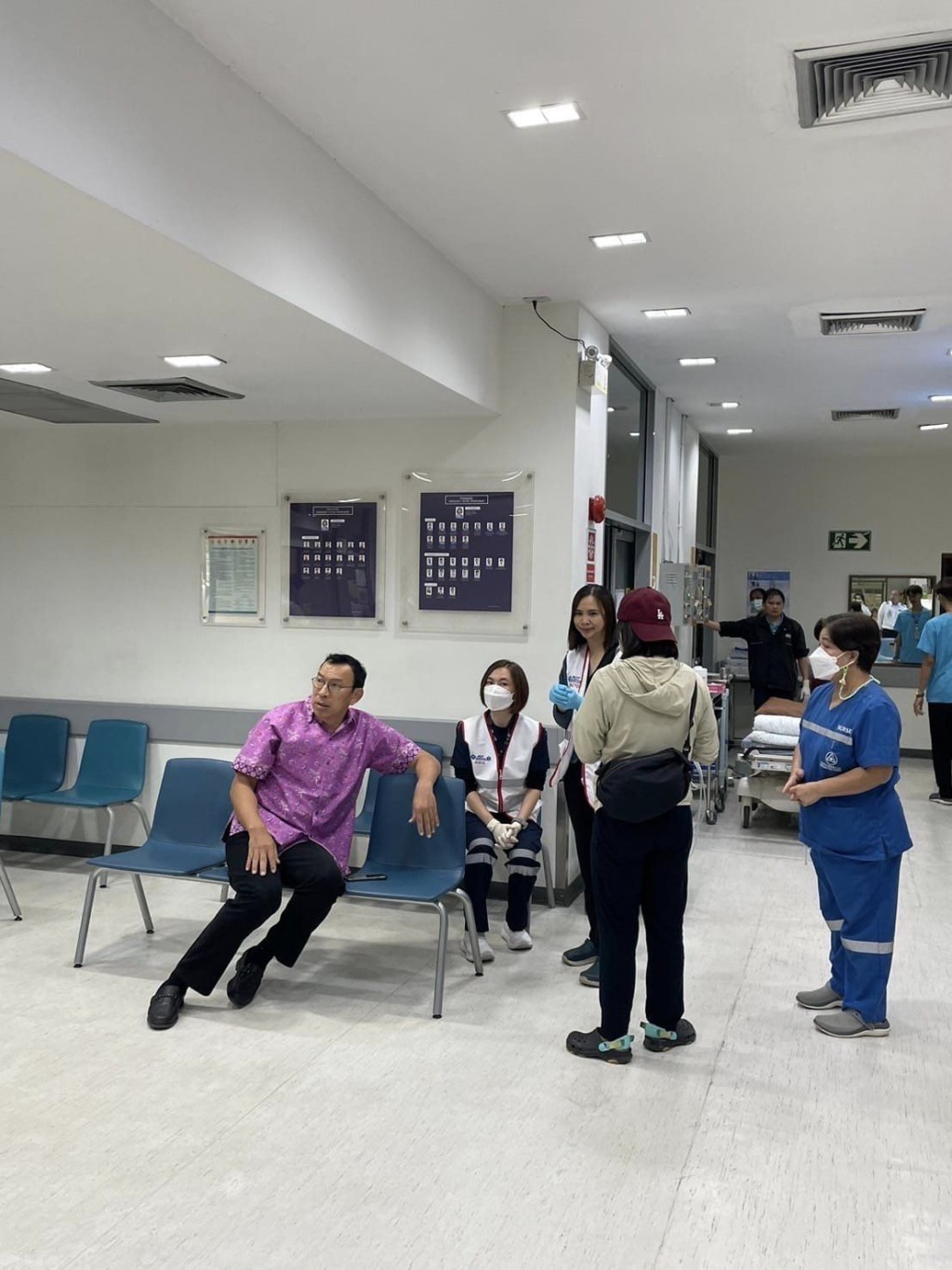 家人在医院等待缝针。（FB@Chiang Mai International Airport-CNX）
