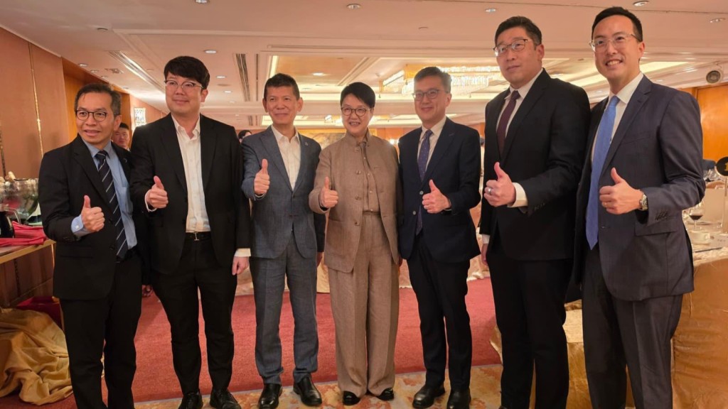 潤澤（香港）沙嶺數據園動工儀式歡迎晚宴，董事長周超男(右4)與蔡傑銘(右3)交流創科發展。創科局FB