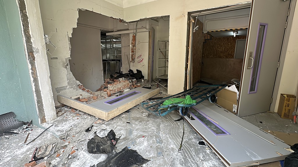 校舍牆壁被撞穿。劉漢權攝 校舍牆壁被撞穿。劉漢權攝