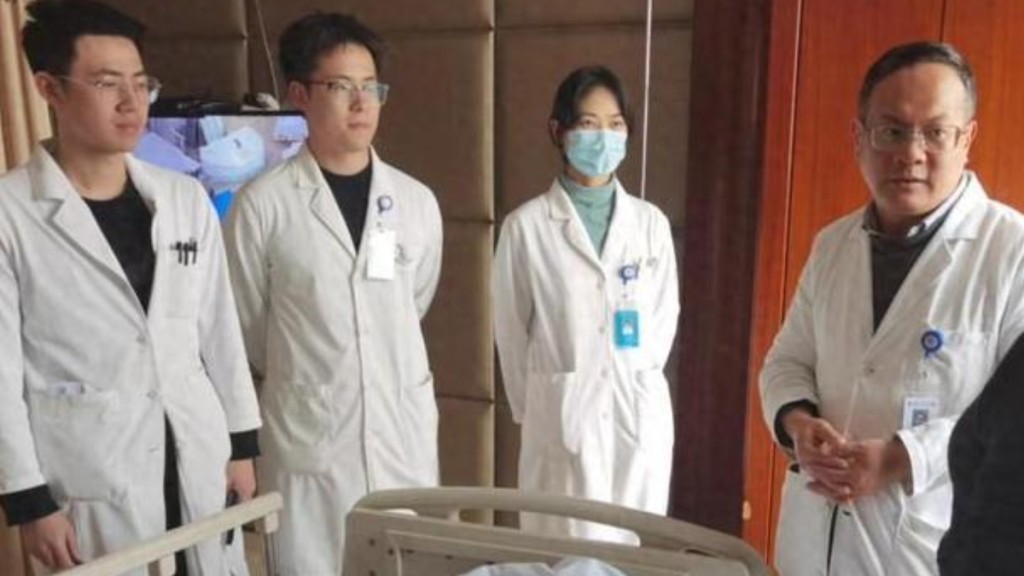 王元宇（右一）认为身体不适要及早就医。