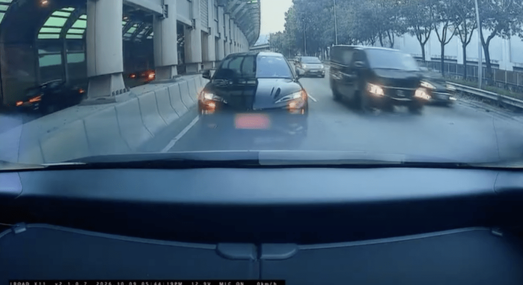 後方鏡頭則拍下4車相撞及車內人士的驚呼聲，與其說法大致吻合。