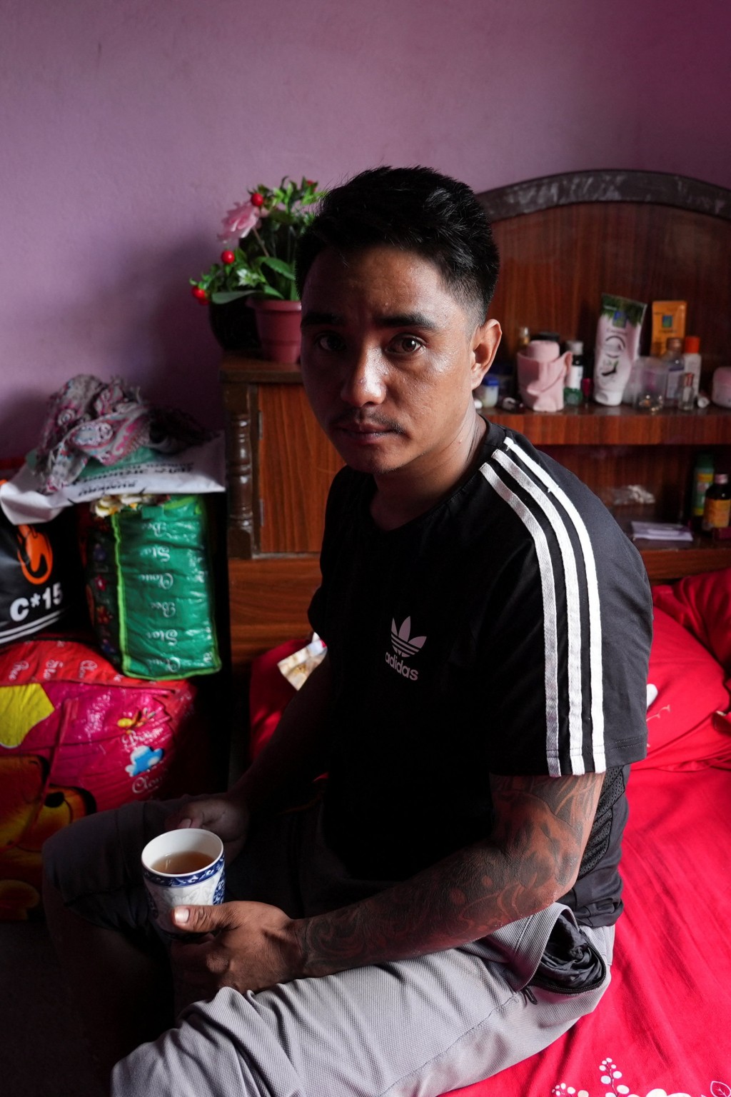 成功逃出隧道的32岁工人塔芒（Dhan Bahadur Tamang），向路透社忆述自己如何在漆黑、洪水、瓦砾及遗体之间挣扎求生。路透社