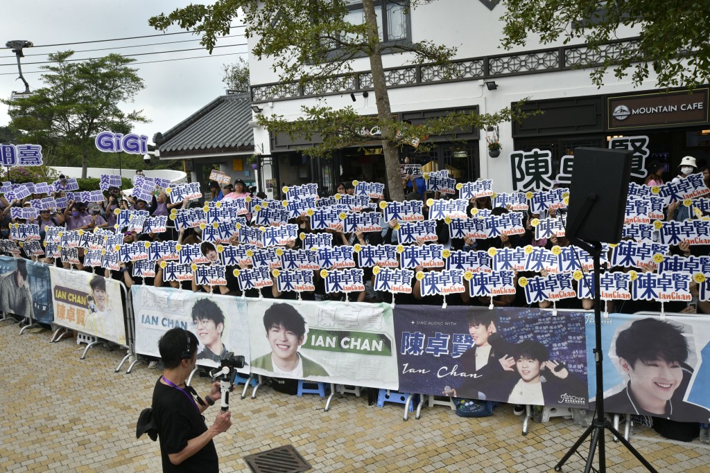 吸引逾千歌迷逼爆市集，场面墟冚。