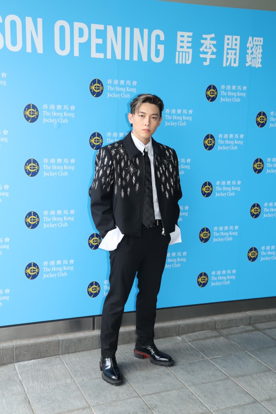 MC到沙田馬場擔任馬季開鑼日表演嘉賓。 MC到沙田馬場擔任馬季開鑼日表演嘉賓。