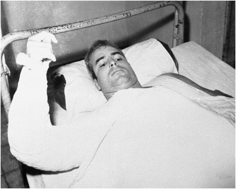 1967 年麥凱恩參與越戰淪為戰俘身受重傷。 AP  