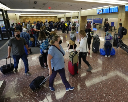 大批旅客在機場向票務職員查詢航班最新情況。AP圖片