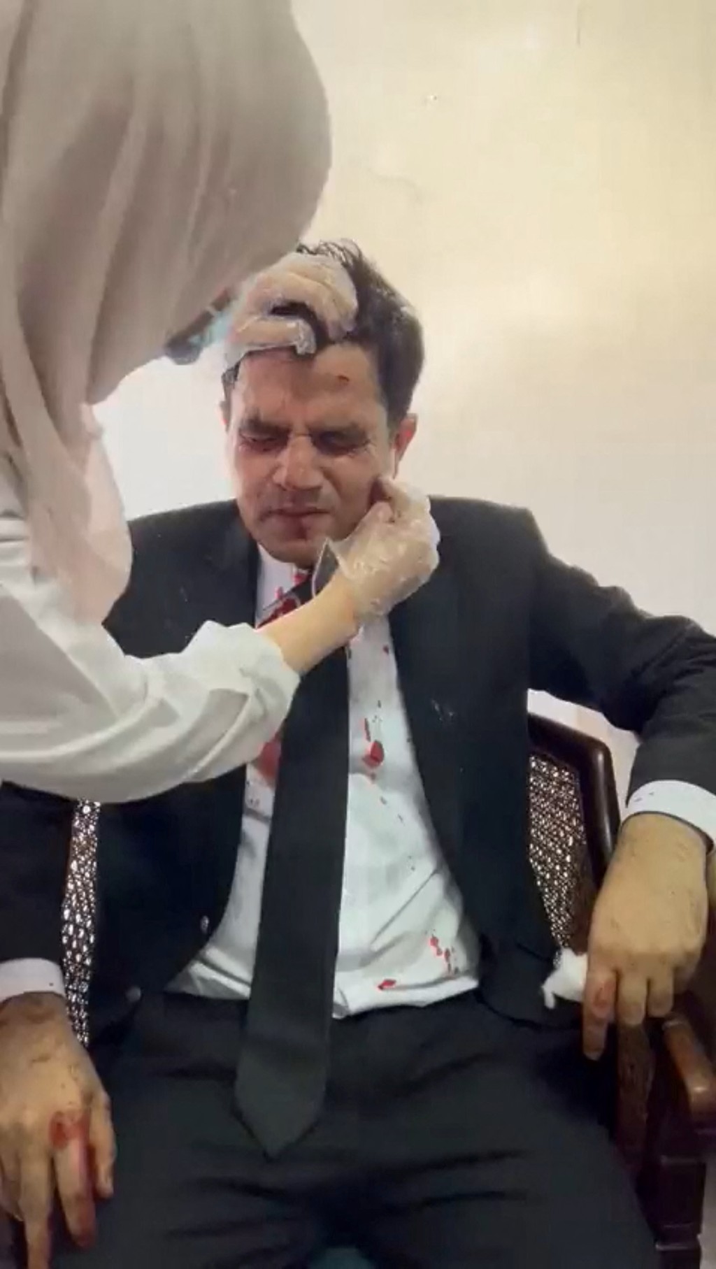 伊姆兰汗的代表律师被打伤。 路透社