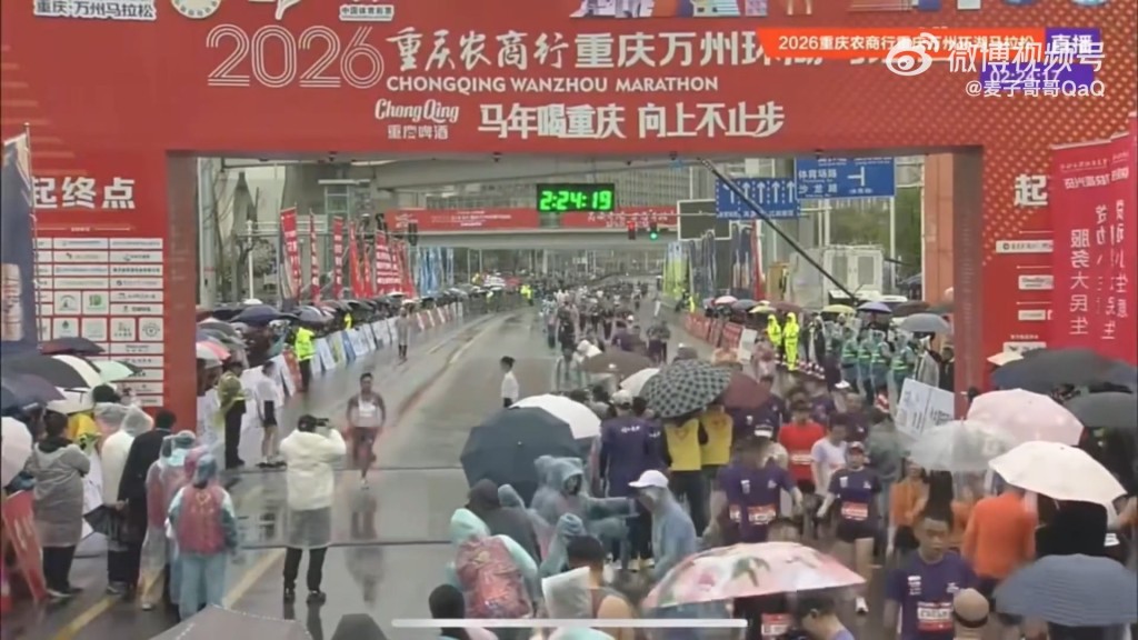 冠军选手重新冲线。微博@麦子哥哥QaQ