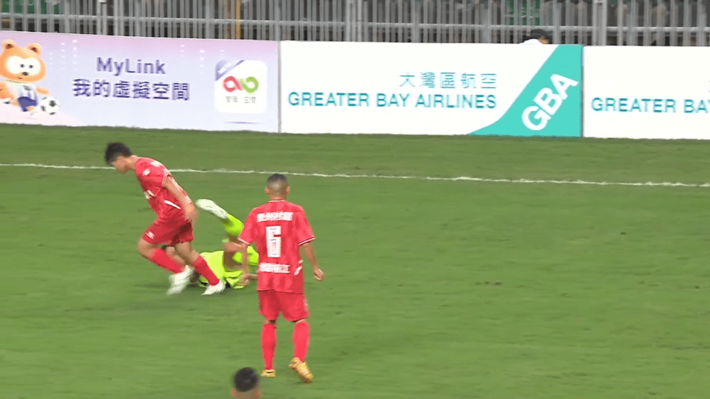 香港明星足球队与贵州榕江村超联队去年11月在大球场进行友谊赛，黄日华对方球员发生冲突。