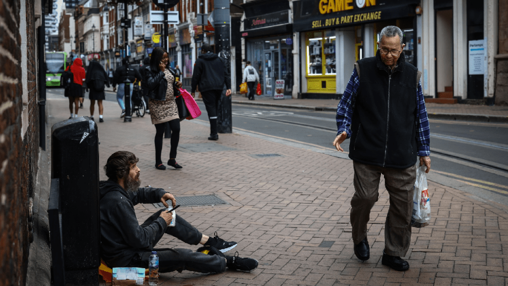 英國倫敦一名露宿街頭者。（路透社）