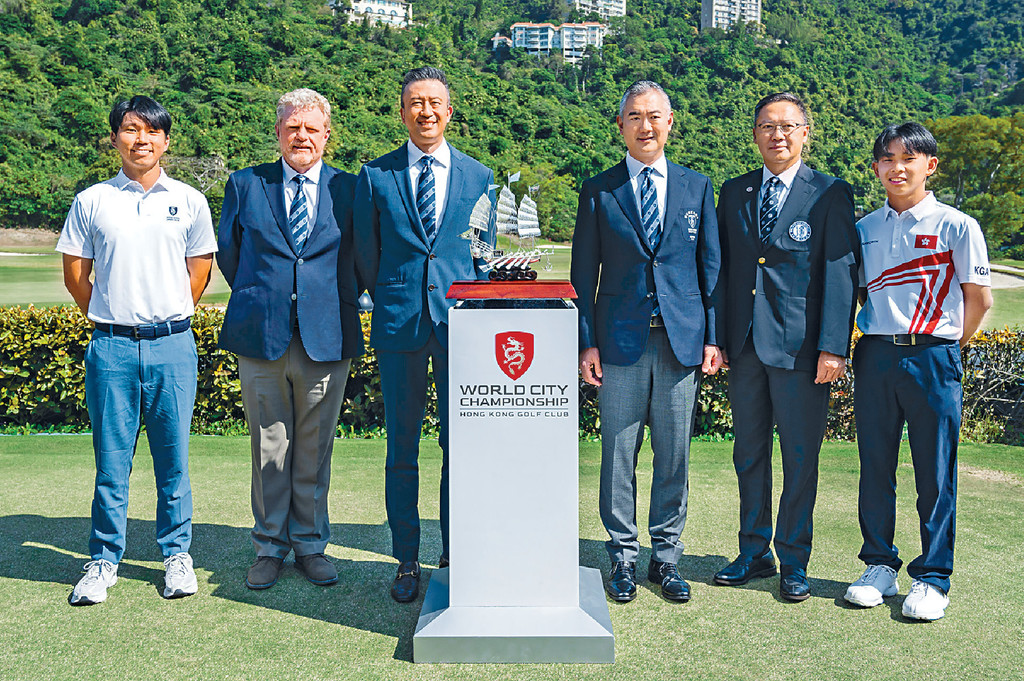 ■伍城鋒(左一)、香港哥爾夫球會總經理高德禮(左二)、香港哥爾夫球會副會長呂慶耀(左三)、香港哥爾夫球會會長郭永亮(右三)、香港高爾夫球總會行政總裁賴以尊(右二)與李中堯(右一),出席「國際都會高爾夫球錦標賽」賽前記者會。 ■伍城鋒(左一)、香港哥爾夫球會總經理高德禮(左二)、香港哥爾夫球會副會長呂慶耀(左三)、香港哥爾夫球會會長郭永亮(右三)、香港高爾夫球總會行政總裁賴以尊(右二)與李中堯(右一),出席「國際都會高爾夫球錦標賽」賽前記者會。