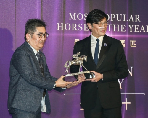 「金鎗六十」馬主陳家樑(左)領獎時喜不自勝。