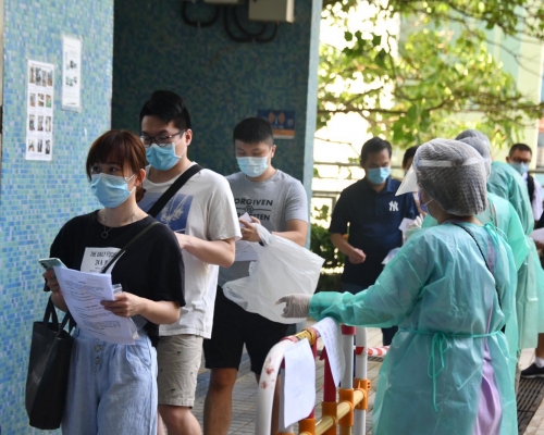 政府在慈雲山派發檢測樣本瓶及登記表格。
