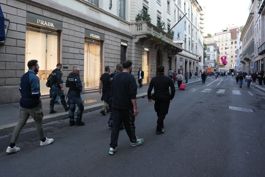 米蘭市面加派軍警巡邏。美聯社 米蘭市面加派軍警巡邏。美聯社
