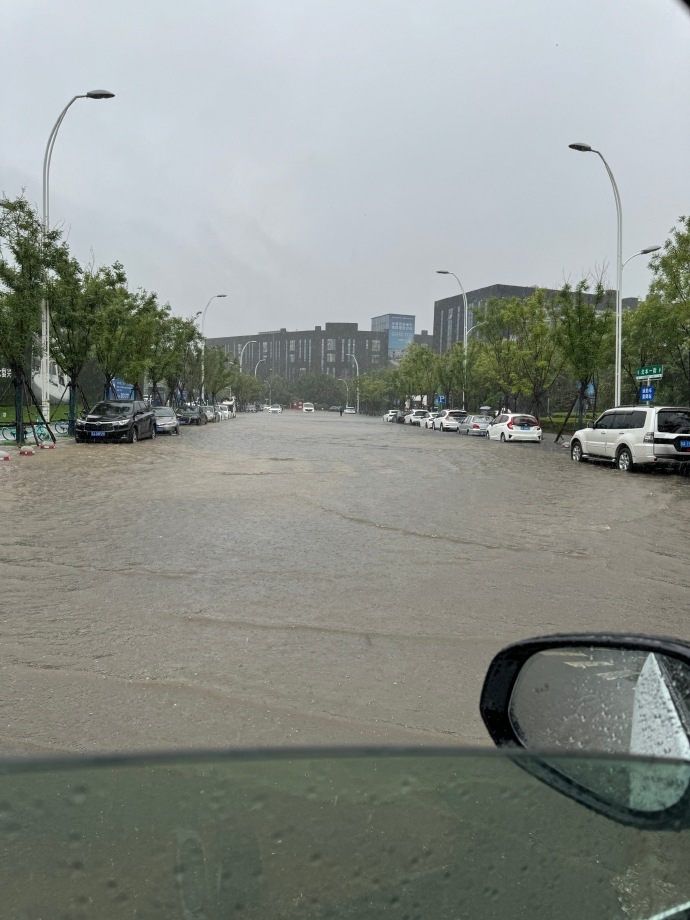 暴雨下，渖阳路面一片汪洋。