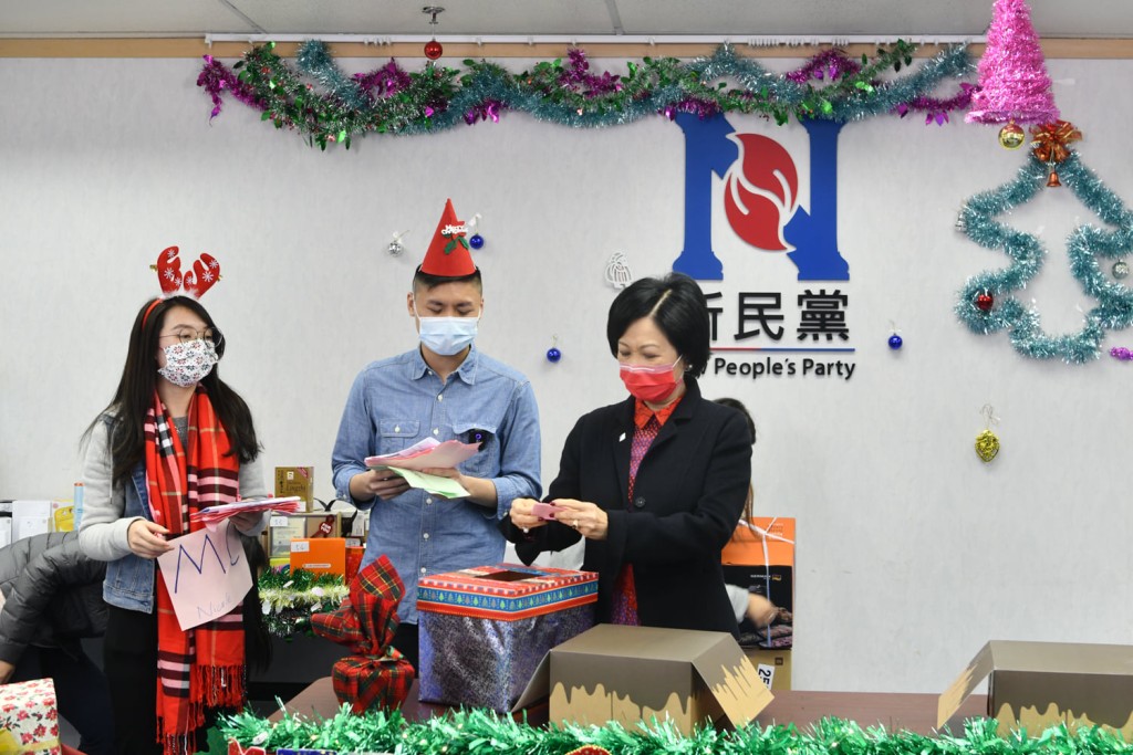 葉劉和黨員慶祝聖誕。葉劉淑儀FB圖