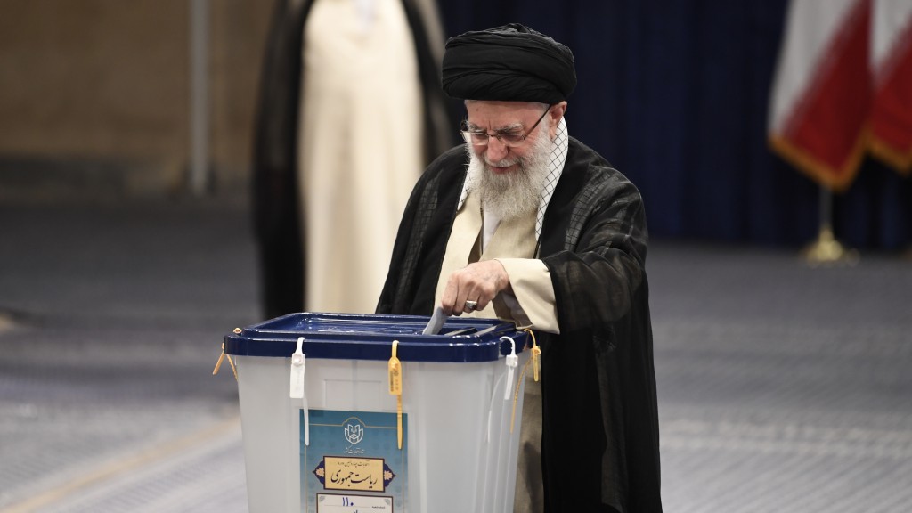 伊朗最高领袖哈梅内伊将选票放入票箱。 新华社