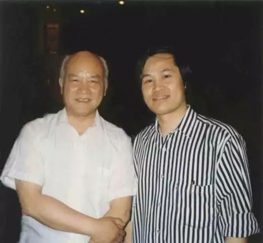 李沛瑤（左），出生於香港，小時候接受過正規的優良教育，60歲的時候當選為全國人大的副委員長，官至副國級。
