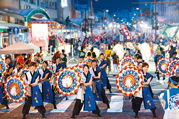 以傘舞為主題的鳥取Shan Shan祭，慣在每年8月中旬舉行，約有四千人齊齊起舞，是世上最大型的傘舞活動。