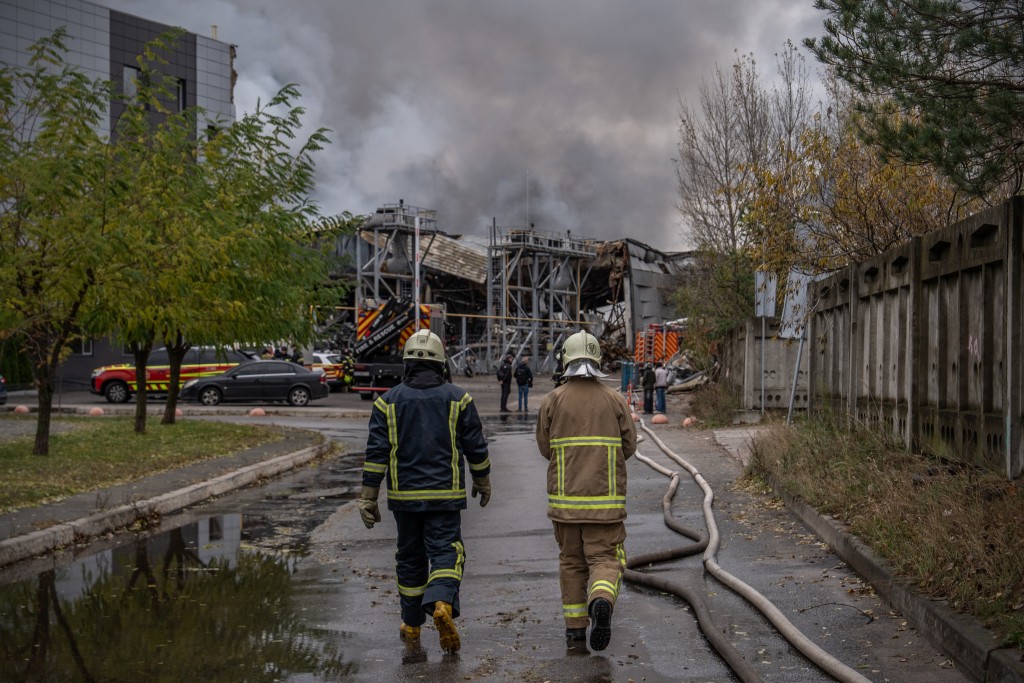 市內一處非住宅建築起火,另有地點被擊落導彈的殘骸波及,導致附近樓宇窗戶破損。美聯社 市內一處非住宅建築起火,另有地點被擊落導彈的殘骸波及,導致附近樓宇窗戶破損。美聯社