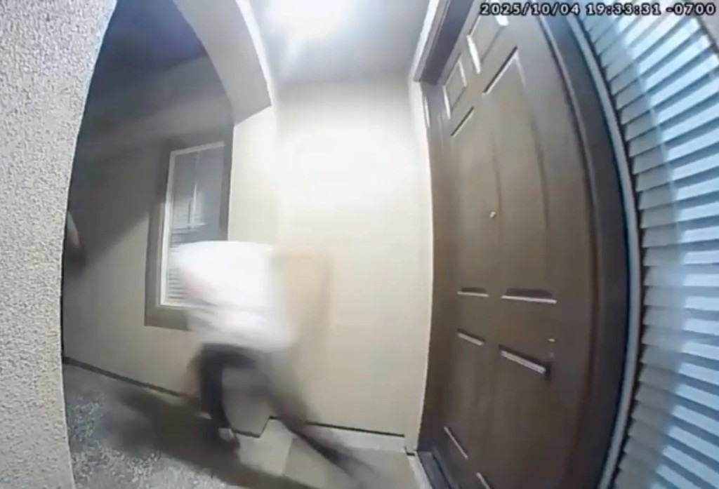 大踢一腳後拔腿就跑。 Elk Grove Police Department