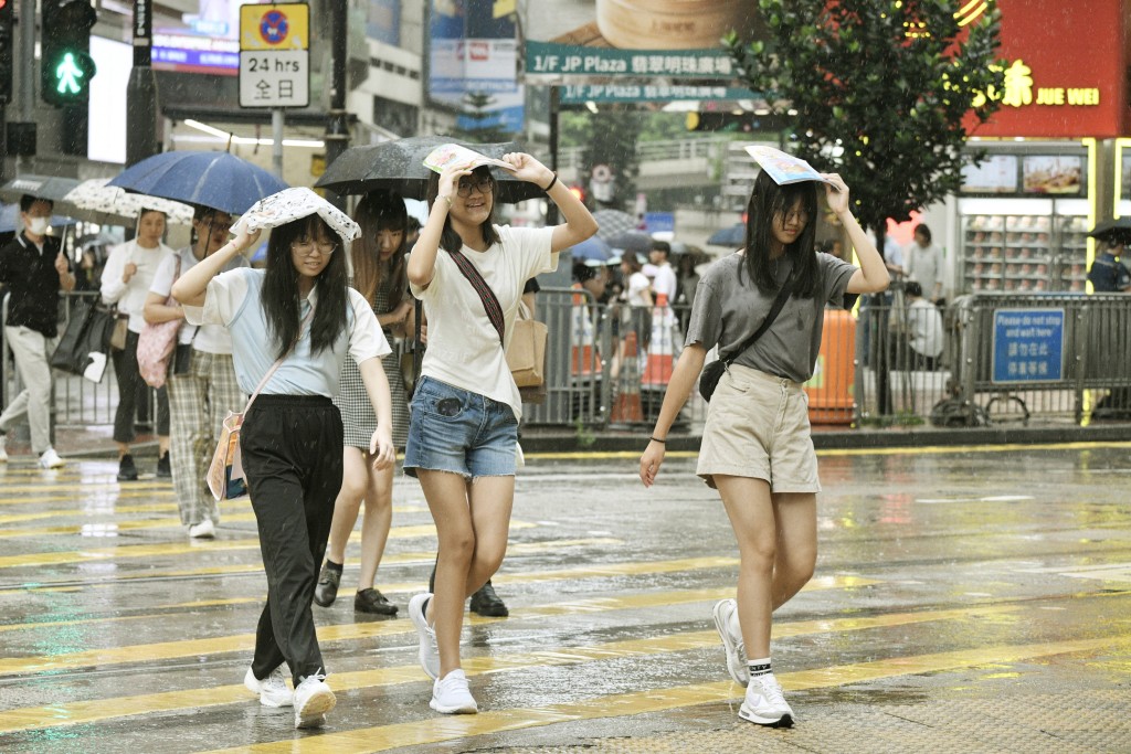 天文台分发出特别天气提示，指珠江口一带有雷雨区发展，并会在未来一两小时影响本港。资料图片