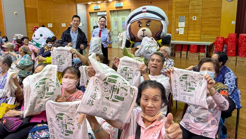 立法會議員梁熙等出席人士,向一眾老友記派福袋。 立法會議員梁熙等出席人士,向一眾老友記派福袋。