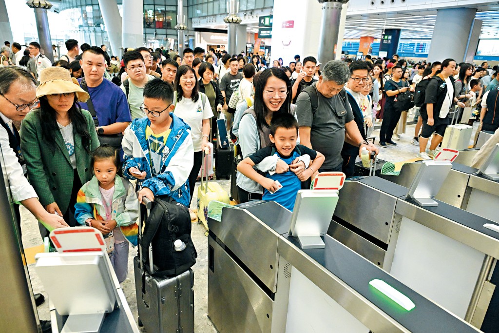 入境处表示，国庆黄金周首5日有98万人次内地旅客入境，料整个黄金周有115至120万人次内地旅客来港。图为昨日西九龙高铁站离境人潮。