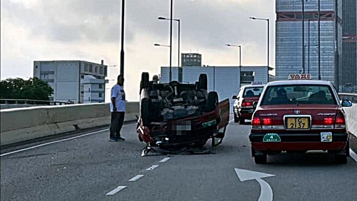 的士撞壆後翻側。fb:車cam L(香港群組)