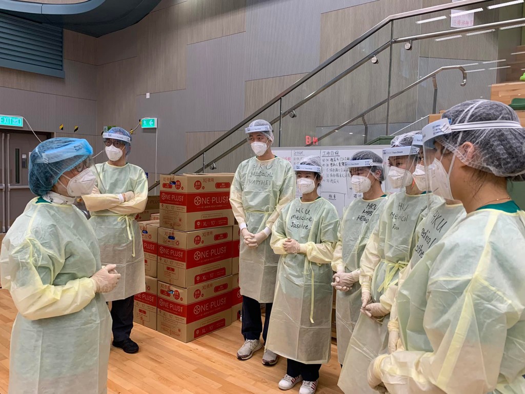 香港大学医护学生在暂托中心参与抗疫工作。（陈肇始网志）
