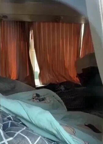 旅巴违规改装成“豪华卧铺”，封太平门安全带虚设，河南全省排查。央视