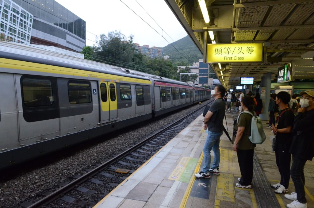 在九龍塘站附近出現故障的列車已被移離行車綫。