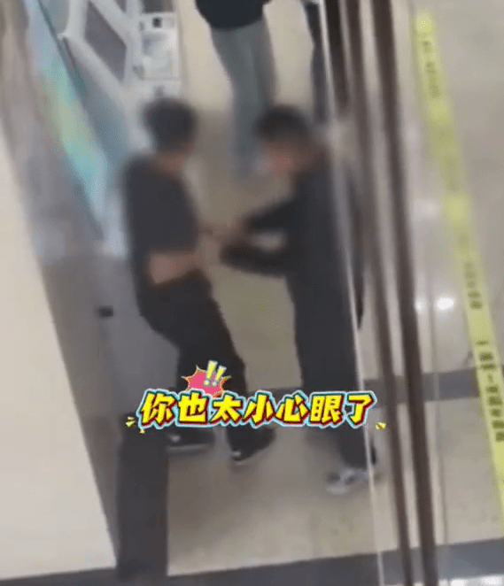 得知男医生给孕妻产检，醋夫大闹医院，同行者一直在安抚。