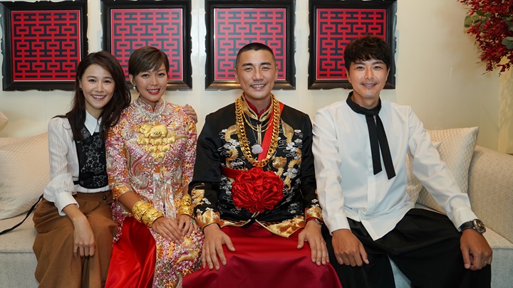 Tony去年結婚，翠如同阿蕭送大金鏈，他們做囡囡契爺契媽當然有着數。