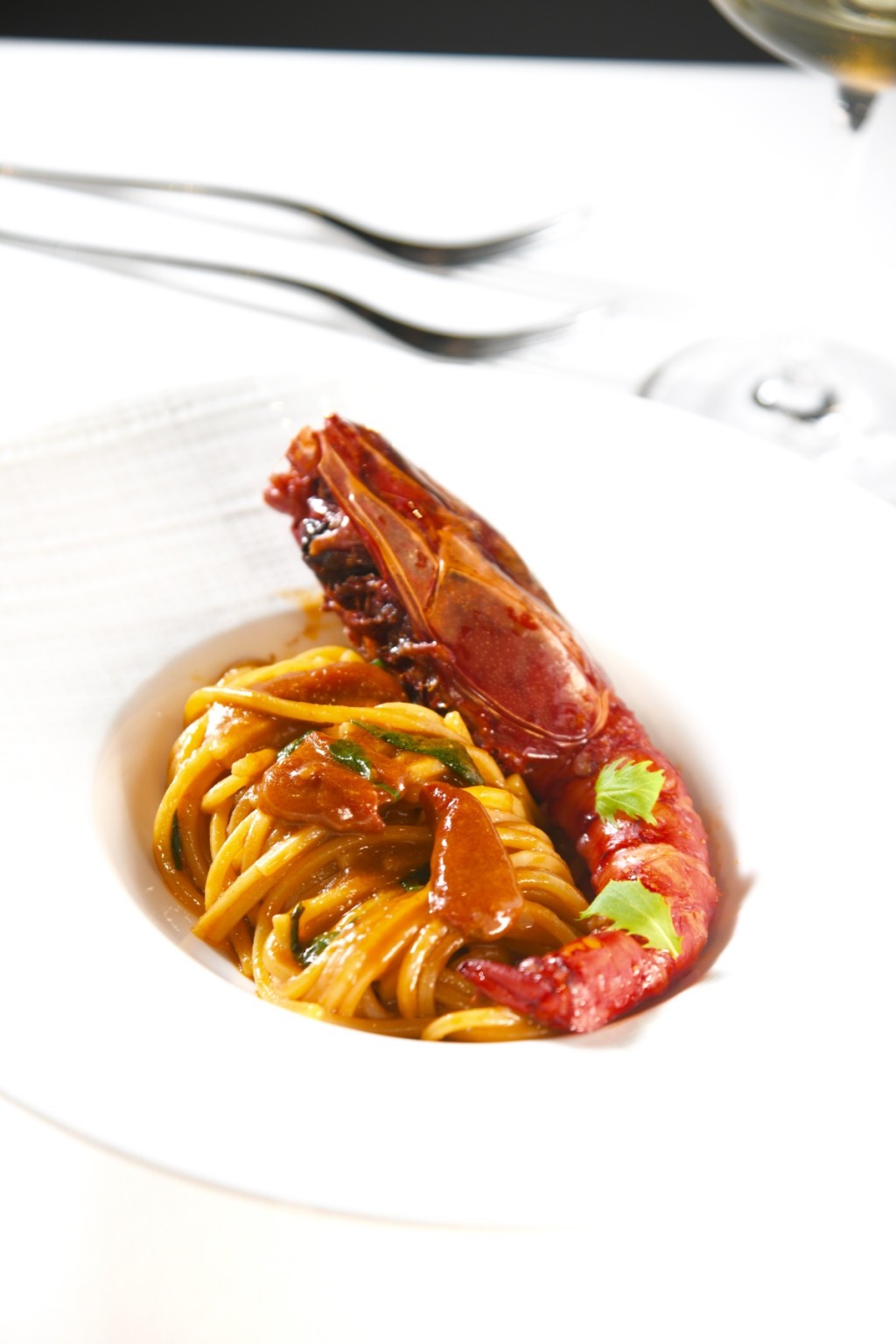 Red Prawn Spaghetti Chitarra 手工弦麵吸收了紅蝦及西西里車厘茄的精華，吃起來鮮美清新、香甜可口。