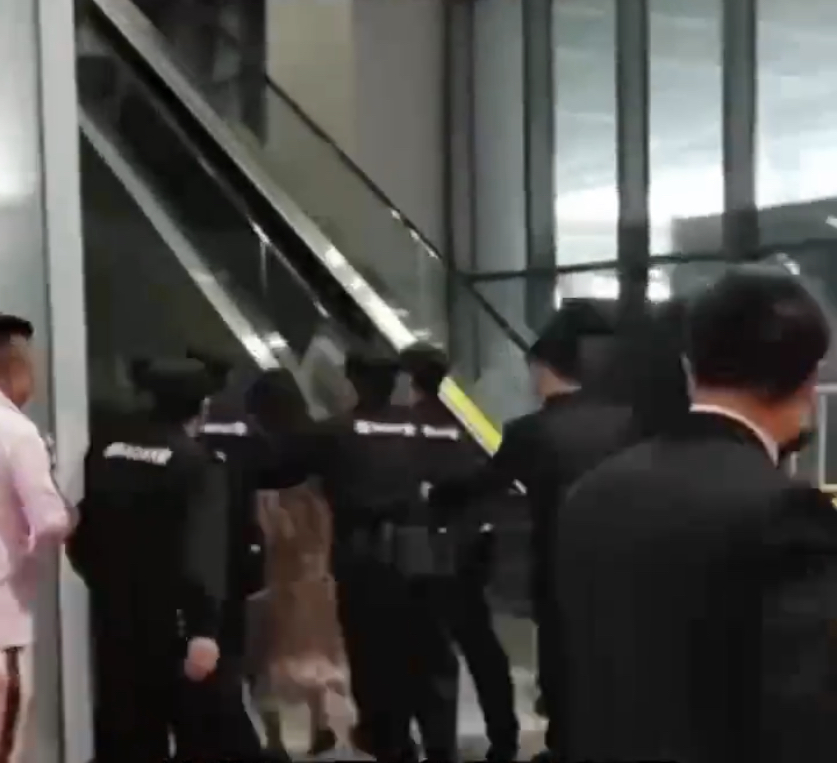保安将Tongtong拖到展馆外。