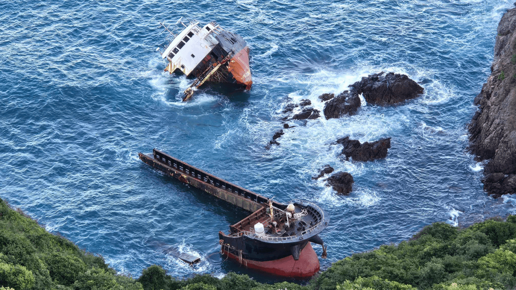 一艘內地貨船於今年9月因強風而漂流到香港水域擱淺，至近日更斷開兩截。fb「天行足跡」圖片