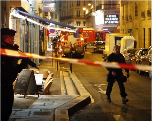 警方大为紧张封锁现场。 AP 