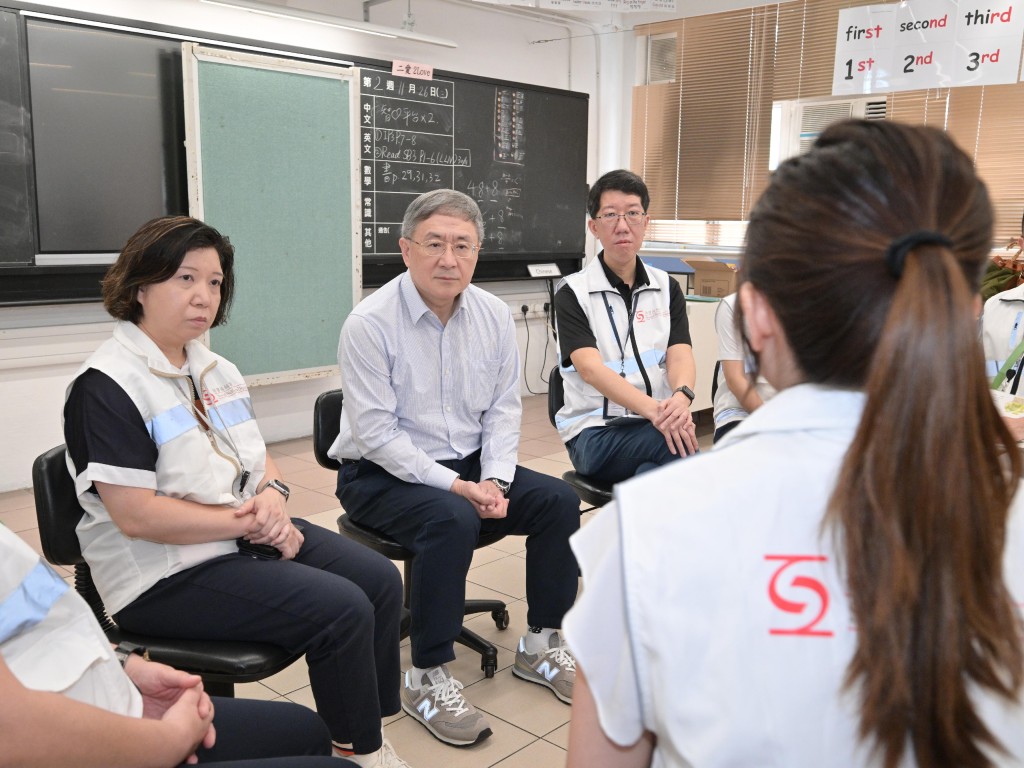 卓永興(中)與社署的「一戶一社工」和駐樓層專隊的社工和臨床心理學家會面交流。旁為社會福利署署長杜永恒(右)。 卓永興(中)與社署的「一戶一社工」和駐樓層專隊的社工和臨床心理學家會面交流。旁為社會福利署署長杜永恒(右)。