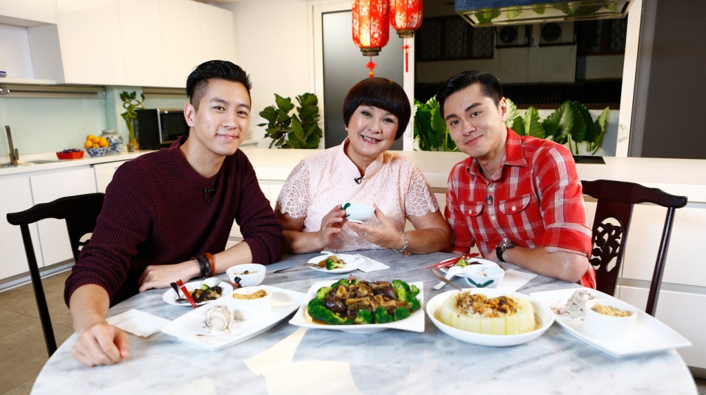 黃淑儀（中）兒子徐肇平（左）曾被TVB雪藏，原因是不肯簽6年死約。