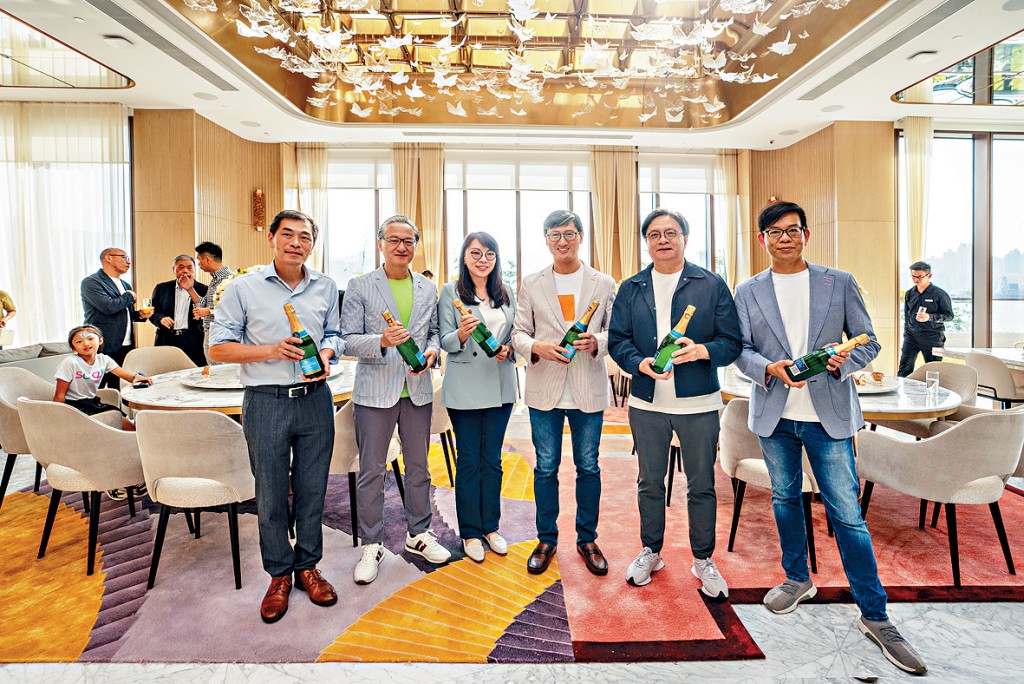 恒基韓家輝表示，天瀧月內推3房及4房戶招標。圖左起會德豐地產黃光耀、中國海外游偉光、華懋封海倫、恒基韓家輝、新世界黃浩賢及帝國姚志偉。