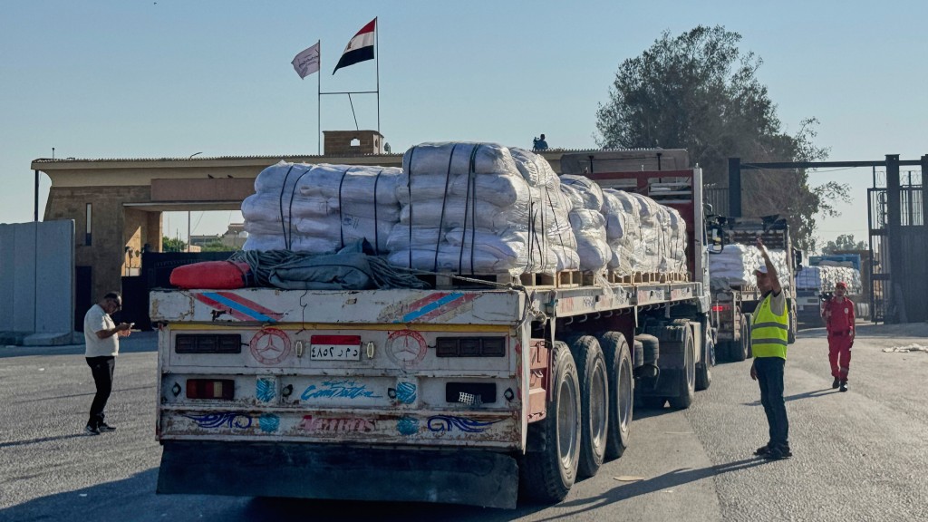 運載救援物資的車輛從埃及經拉法進入加沙。 美聯社