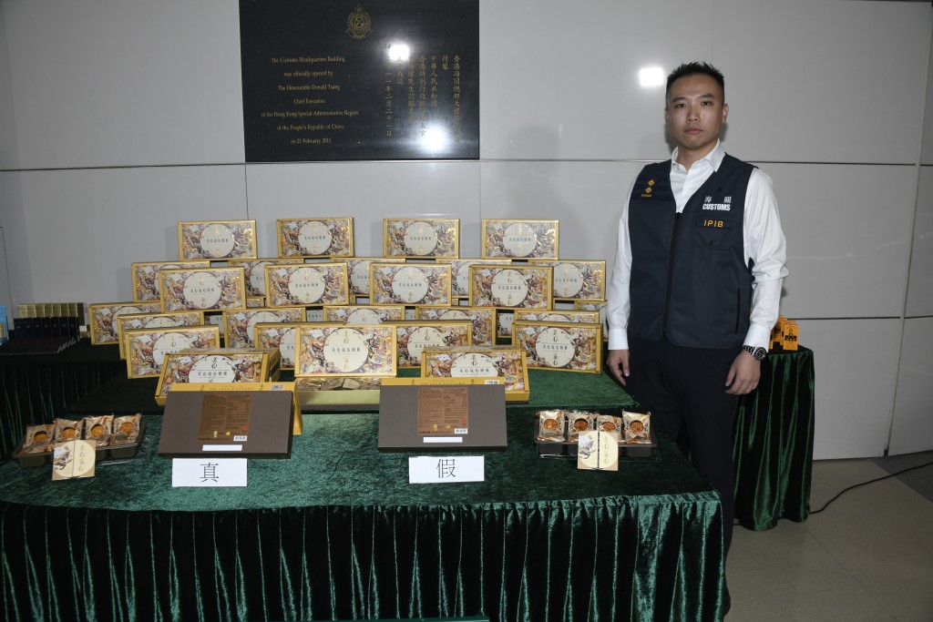 海關檢獲多盒假月餅及3700件冒牌物品，約值100萬元。