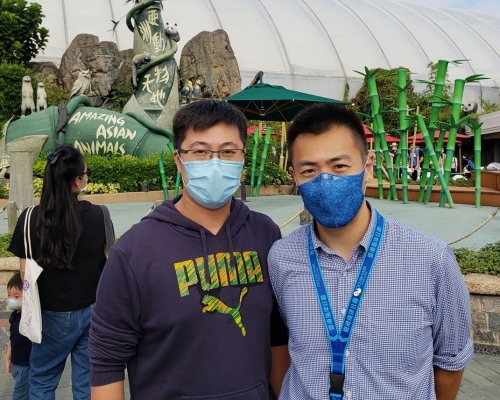 民建聯顏汶羽(左)昨日到海洋公園遊玩,遇見主席劉鳴煒視察。