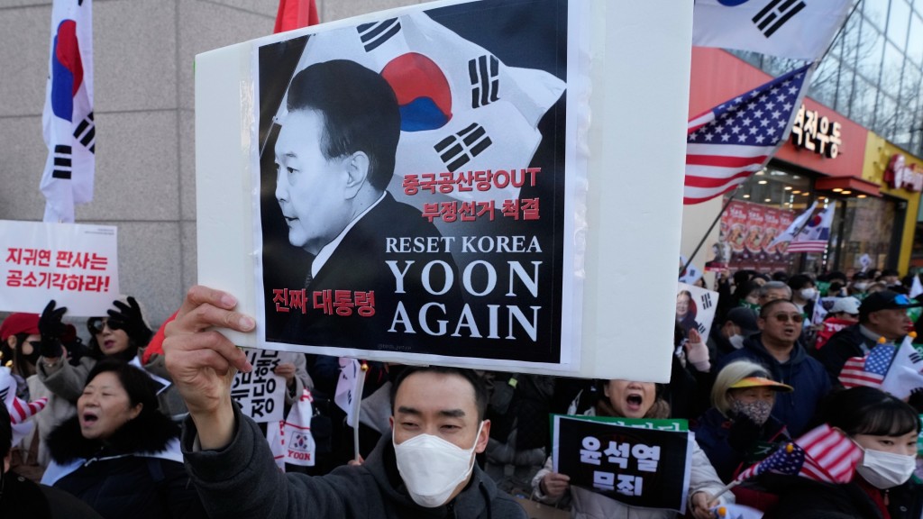 尹錫悅判亂案宣判，大批支持者在首爾中央地方法院外集會求判無罪。 美聯社