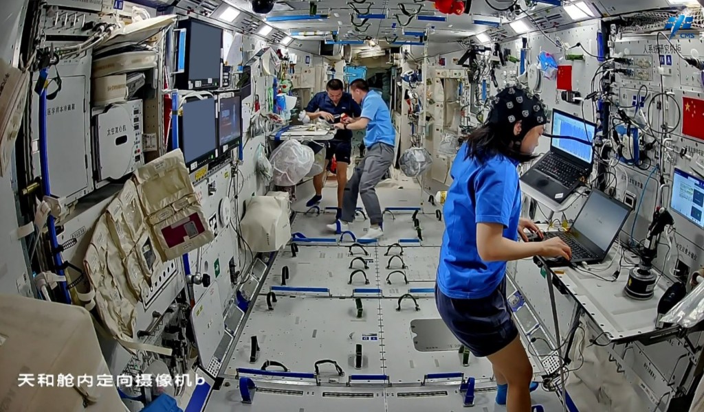 黎家盈與其他組員在空間站不斷做科學實驗外，亦會定期保持運動。載人航天小喇叭